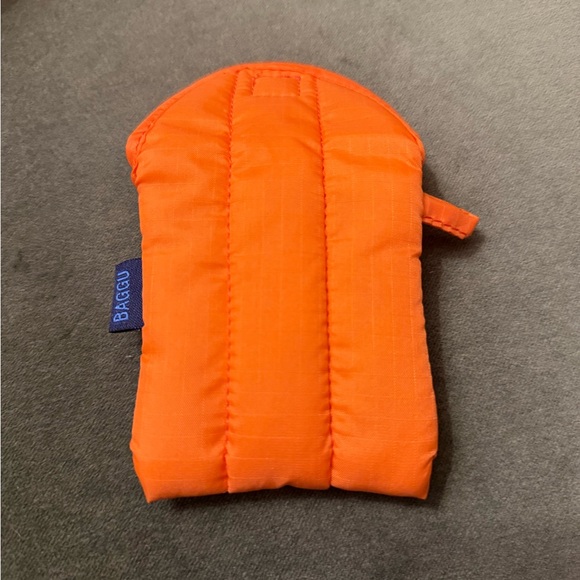 BAGGU Orange AirPod case - Picture 5 of 6